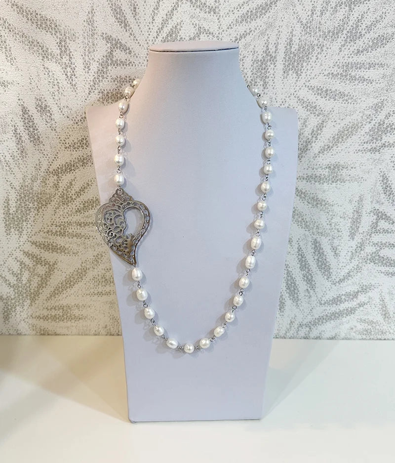 Colar White Heart Artesanal em Aço Inoxidável e Pérolas - IrinasB | vista 3