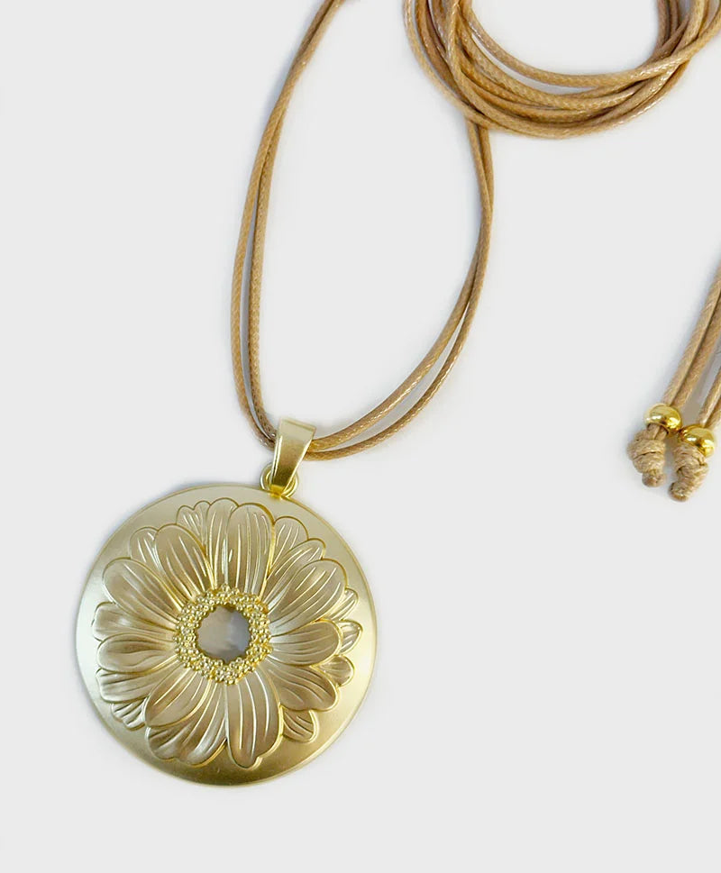 Colar Cordão Flor Dourada Artesanal - IrinasB | vista 2