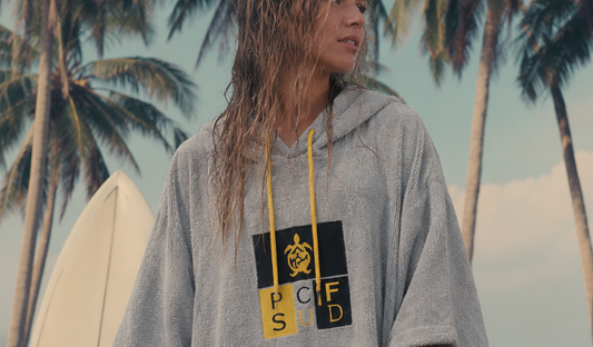 Poncho de surf na praia portuguesa depois de uma sessão de mar