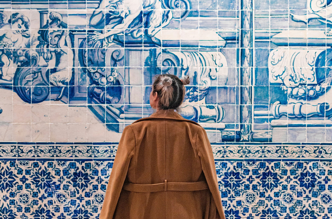 Etiqueta "Made in Portugal" em peça de roupa sustentável, símbolo de qualidade e moda ética portuguesa