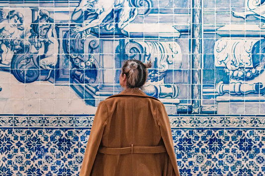 Etiqueta "Made in Portugal" em peça de roupa sustentável, símbolo de qualidade e moda ética portuguesa