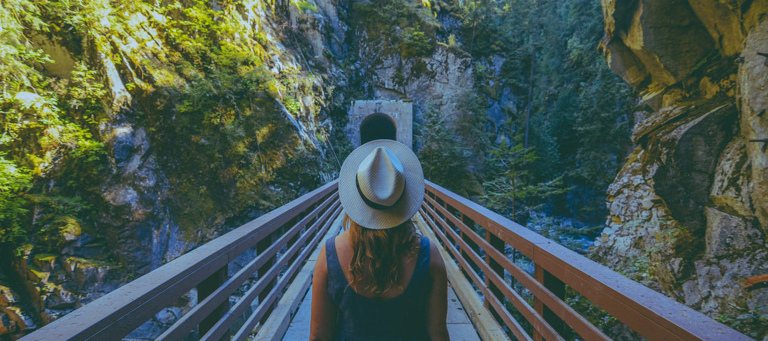 Roupa de marca portuguesa sustentável disposta em ambiente natural, conceito de slow fashion