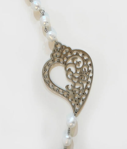 Colar White Heart Artesanal em Aço Inoxidável e Pérolas - IrinasB | vista 2