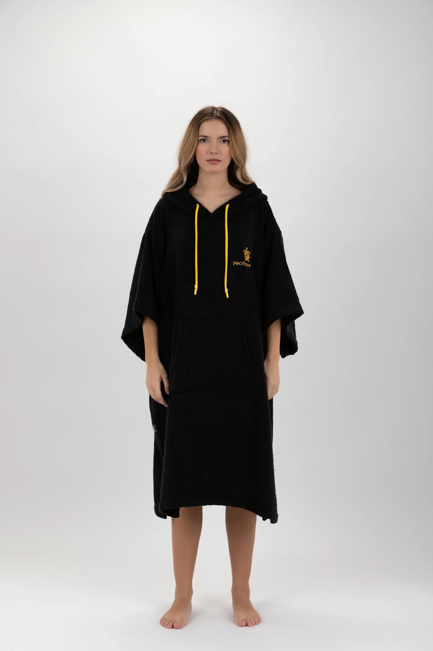 Poncho Preto - Tamanho Único - Tencel - Com mangas Made in Portugal - Pacifique Sud | vista 2