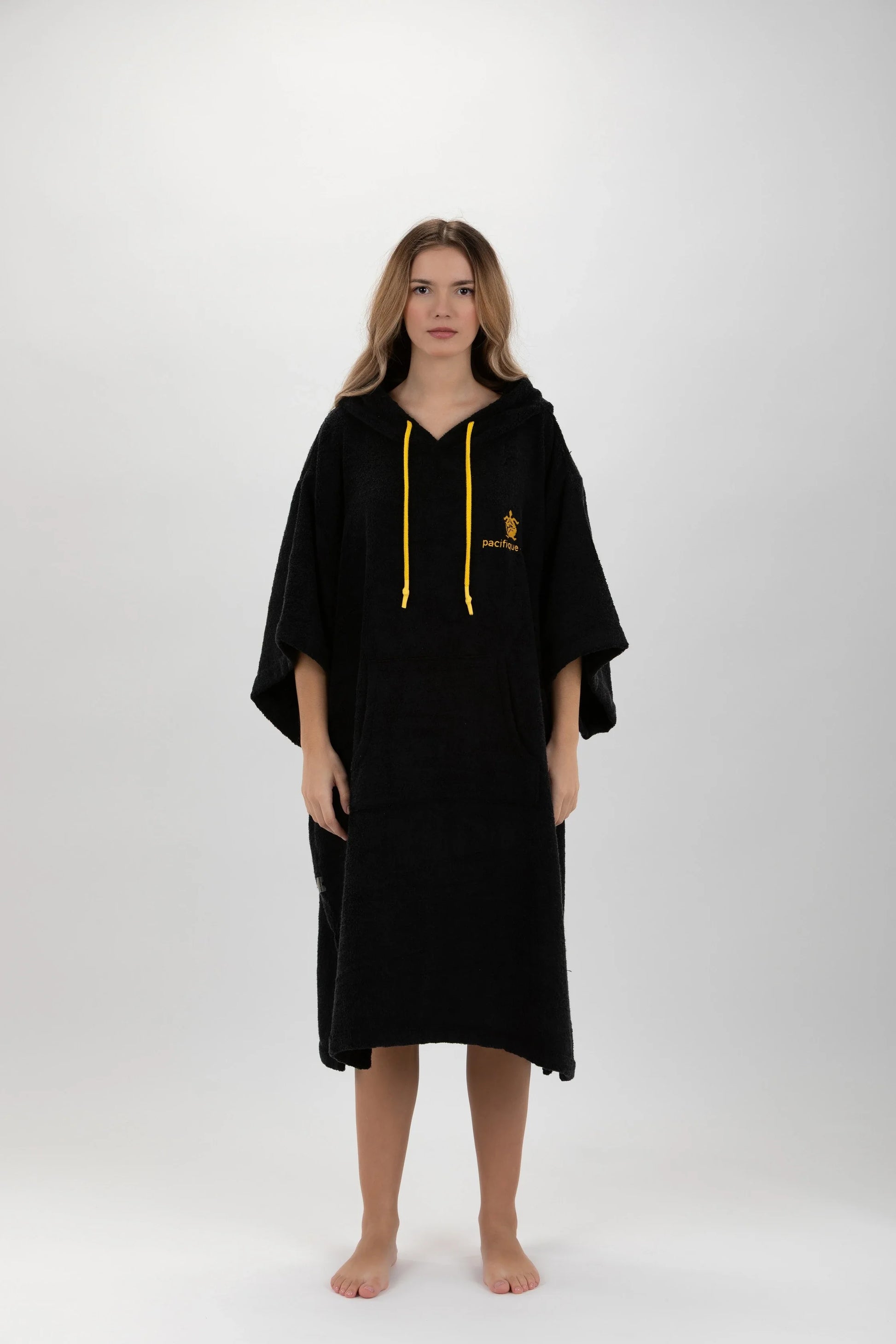 Poncho Preto - Tamanho Único - Tencel - Com mangas Made in Portugal - Pacifique Sud | vista 2