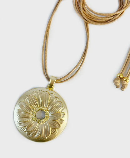 Colar Cordão Flor Dourada Artesanal - IrinasB | vista 2